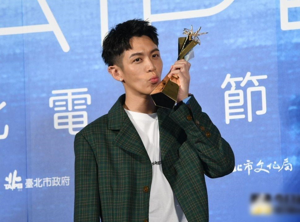 Kha Chấn Đông từng được đông đảo khán giả yêu mến với vai diễn Kha Cảnh Đằng trong bộ phim Cô Gái Năm Ấy Chúng Ta Cùng Theo Đuổi.