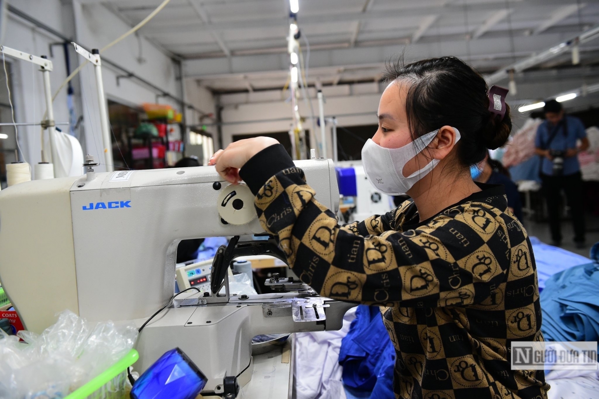 Chị Liên nghẹn ngào 'Không biết Tết năm nay có đủ tiền về quê không'