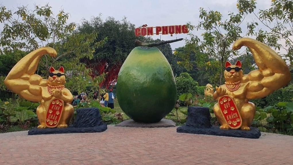 Ngay từ khi xuất hiện mèo Bến Tre đã nổi tiếng khắp xa gần vì độ đáng yêu và đô con của mình. Nhìn vào tượng chú mèo lực sĩ này, ai cũng hy vọng một năm sức khỏe, phát tài phát lộc.