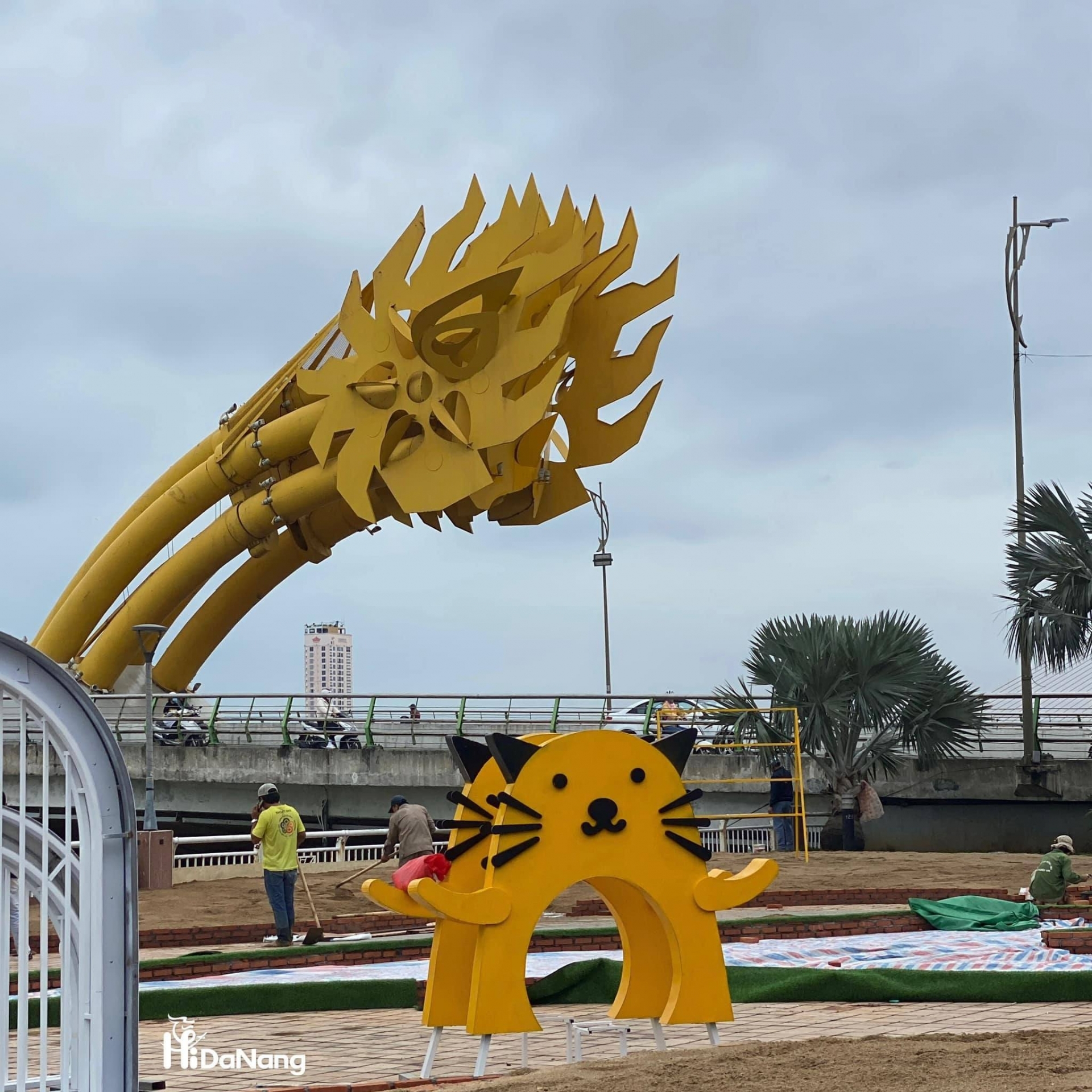 Nếu như 2 chú mèo trên đi theo phong cách tả thực thì mèo tại Cầu Rồng, Đà Nẵng lại đi theo phong cách dễ thương trong trường mầm non.