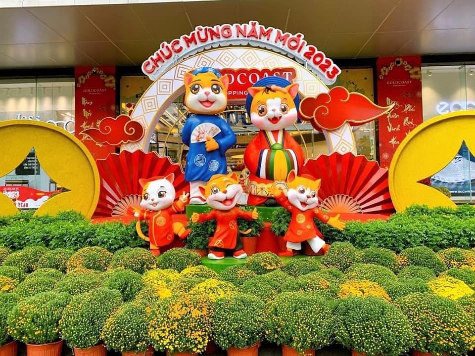 Đàn mèo ở Nha Trang - Khánh Hòa cũng không làm người dân phố biển thất vọng. Các bức tượng có gương mặt dễ thương, vui tươi, đậm không khí vui xuân đón tết.