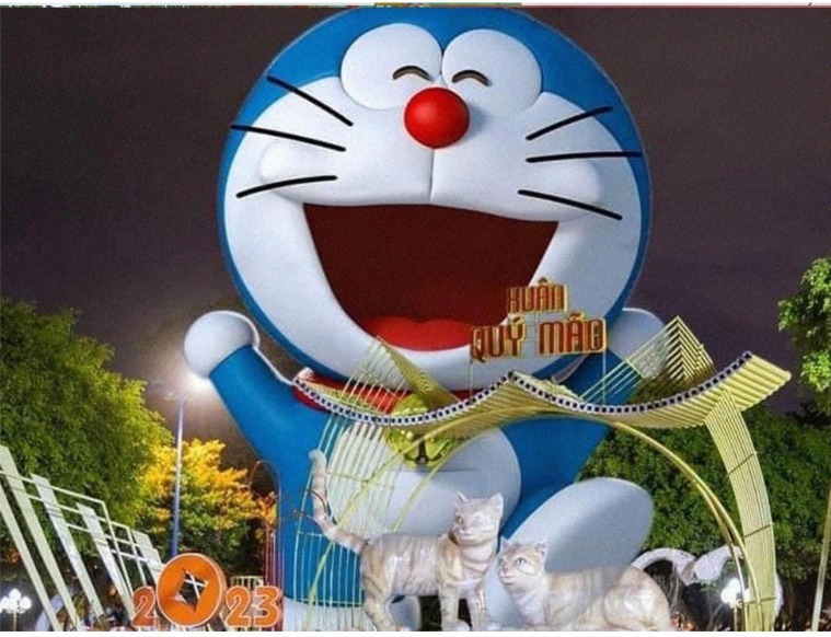 Các fan của chú mèo máy Doraemon chắc hẳn rất thích bức tượng mèo tại Vũng Tàu này.