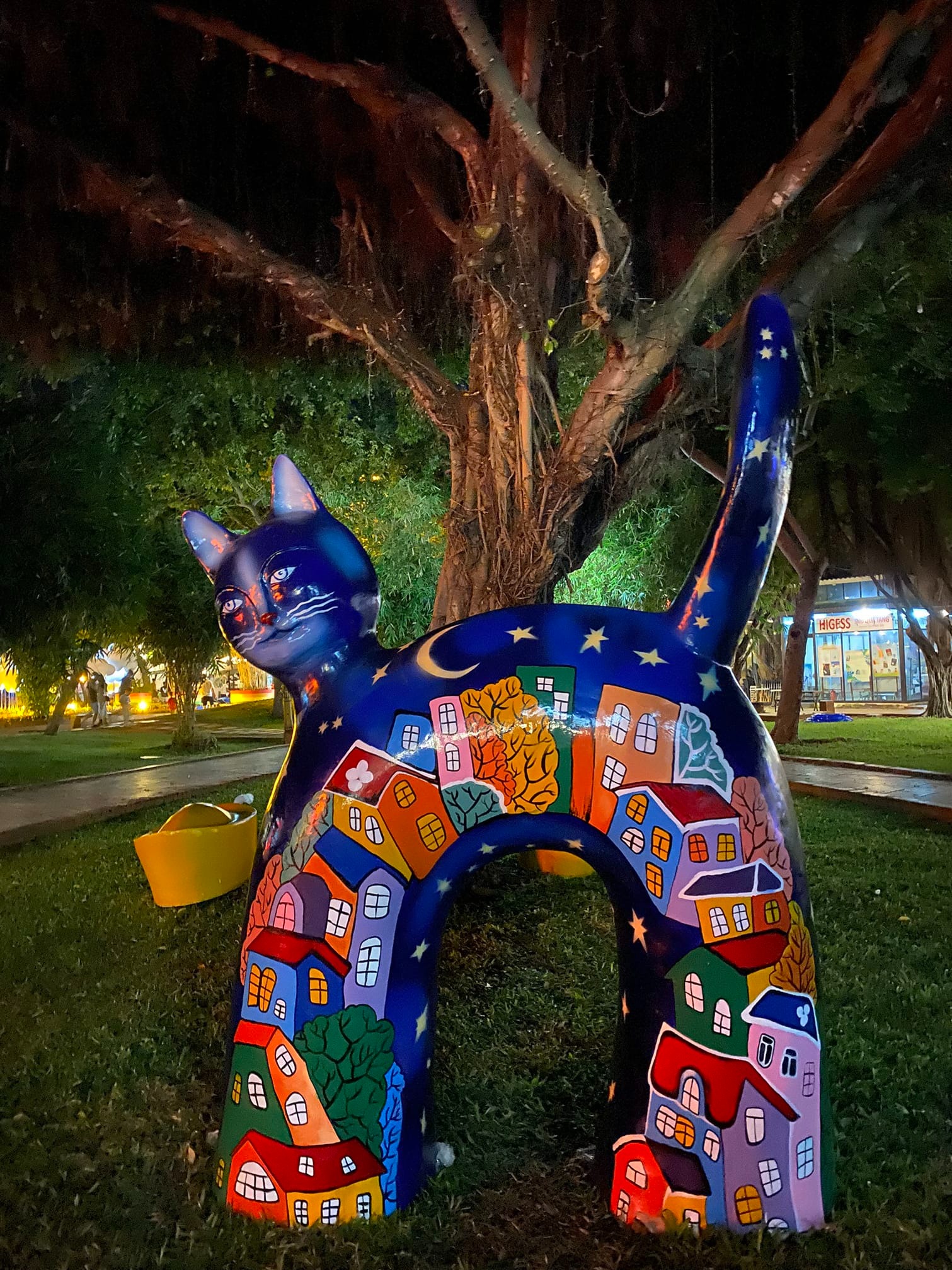 Một linh vật mèo khác của Vũng Tàu gây chú ý với màu sơn nghệ thuật. Tuy nhiên, khi nhìn gần thì bức tượng cũng không dành thiện cảm của nhiều người.