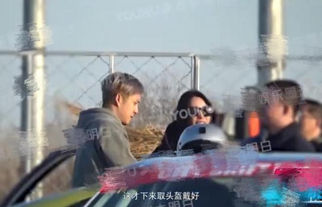 Hai người cùng tụ tập bạn bè ở trường đua xe.