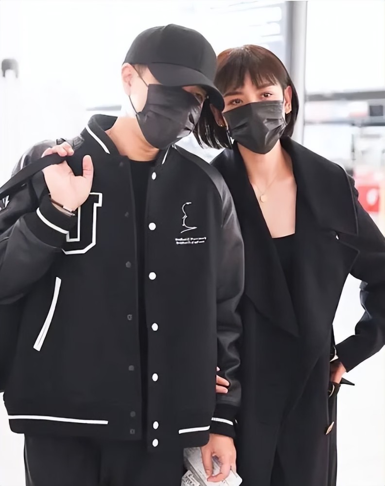 Lưu Khải Uy và Lý Hiểu Phong không còn ngại thể hiện tình cảm chốn đông người. Lưu Khải Uy và Lý Hiểu Phong không còn ngại thể hiện tình cảm chốn đông người.