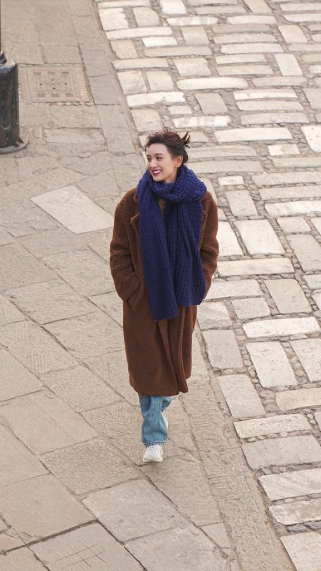 Chiếc áo khoác đụng hàng Dương Mịch của Lý Hiểu Phong.