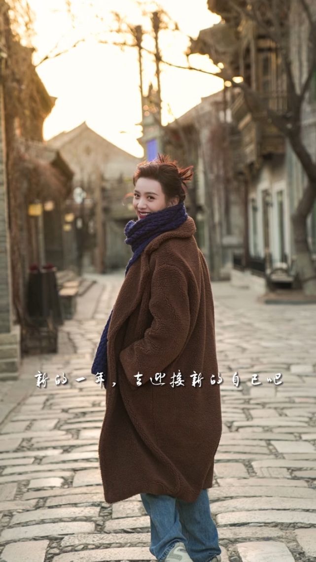 Khéo léo đáp trả tin đồn mang thai, bạn gái Lưu Khải Uy bị soi đụng hàng Dương Mịch - Ảnh 2 Khéo léo đáp trả tin đồn mang thai, bạn gái Lưu Khải Uy bị soi đụng hàng Dương Mịch - Ảnh 2