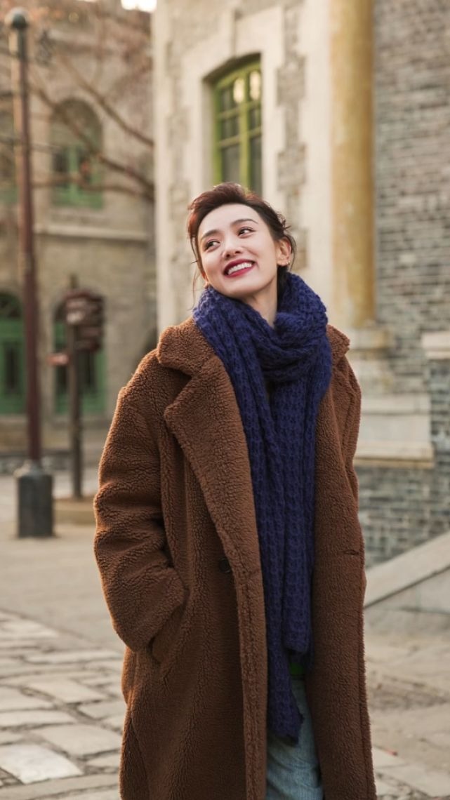 Khéo léo đáp trả tin đồn mang thai, bạn gái Lưu Khải Uy bị soi đụng hàng Dương Mịch - Ảnh 1 Khéo léo đáp trả tin đồn mang thai, bạn gái Lưu Khải Uy bị soi đụng hàng Dương Mịch - Ảnh 1