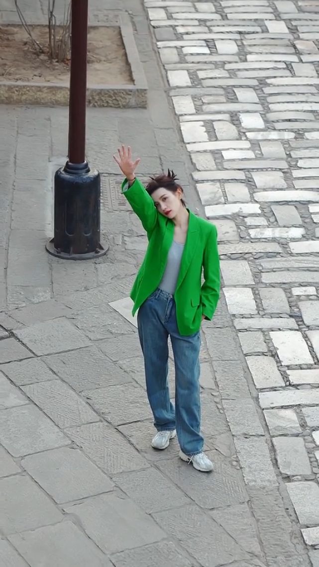 Chiếc bụng phẳng lỳ của Lý Hiểu Phong đã ngầm đáp trả tin đồn mang thai.