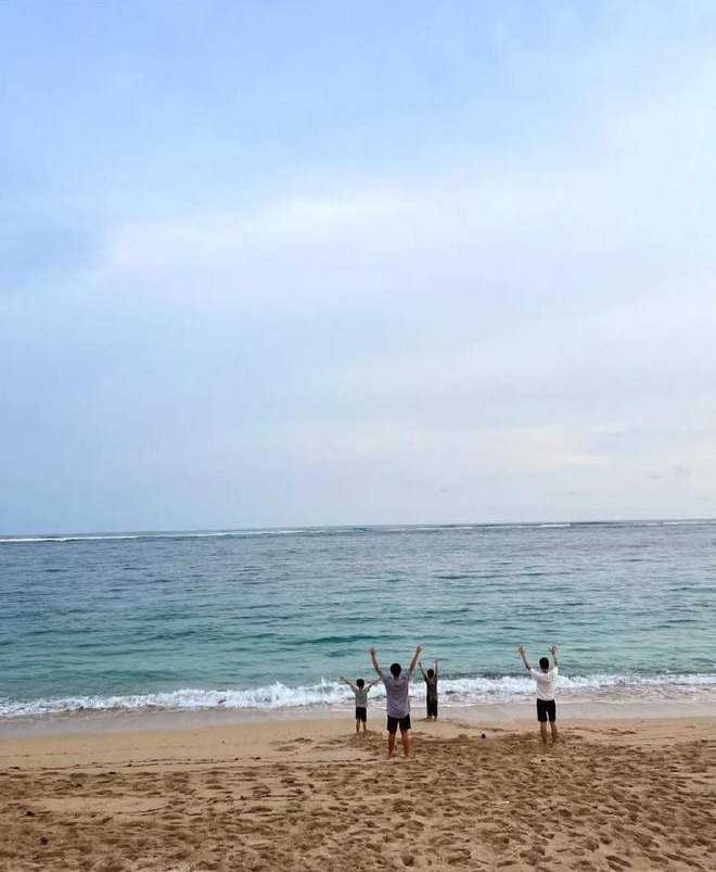 Lâm Chí Dĩnh đưa vợ con đi du lịch.