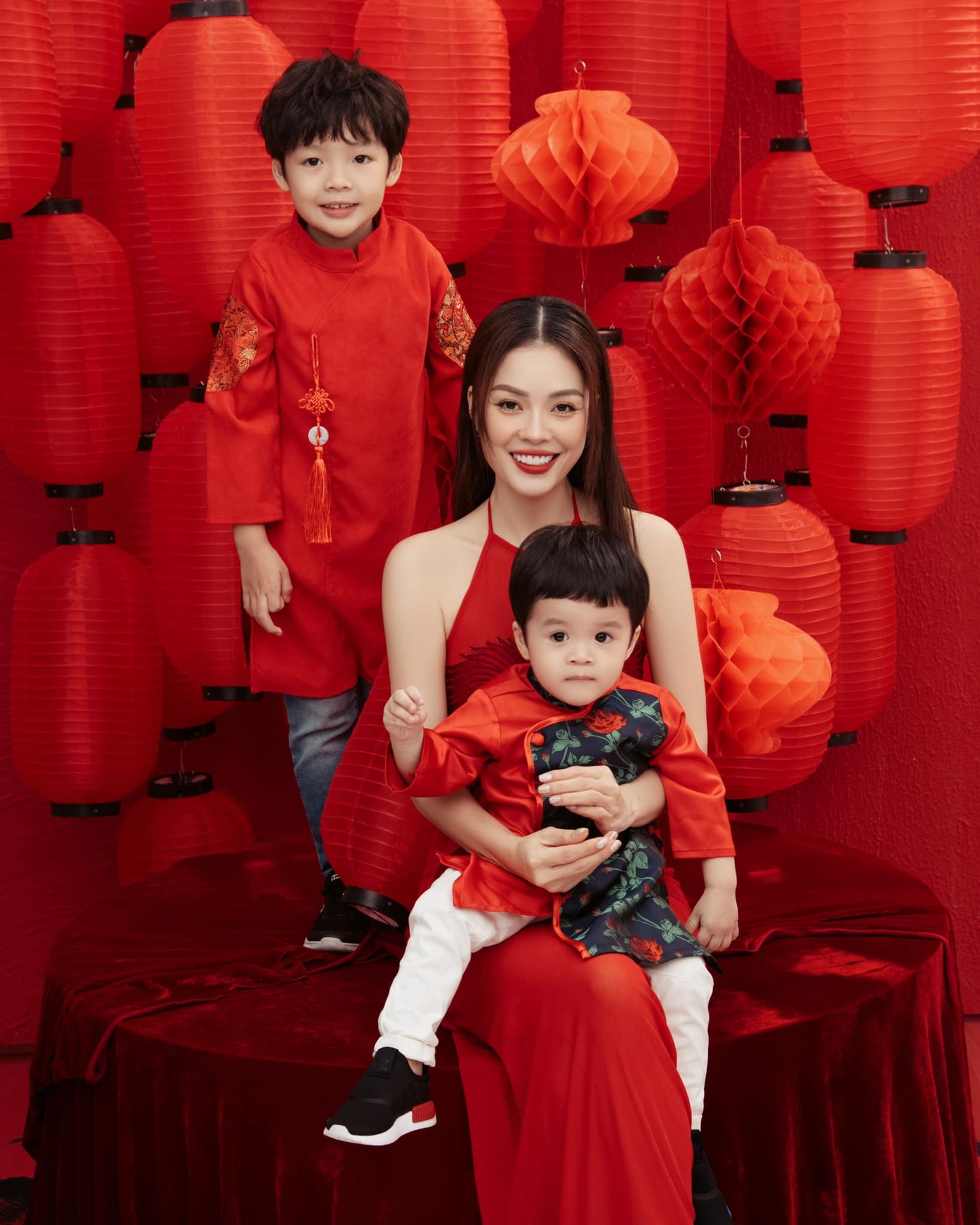 Bộ ảnh Tết tươi tắn của 3 mẹ con Dương Cẩm Lynh.