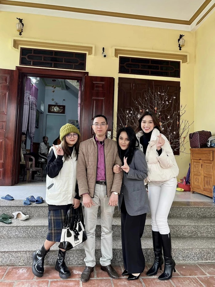 Dù đã trở thành người nổi tiếng nhưng Đỗ Thị Hà vẫn luôn cố gắng duy trì truyền thống 'Mùng 3 Tết thầy' của mình.