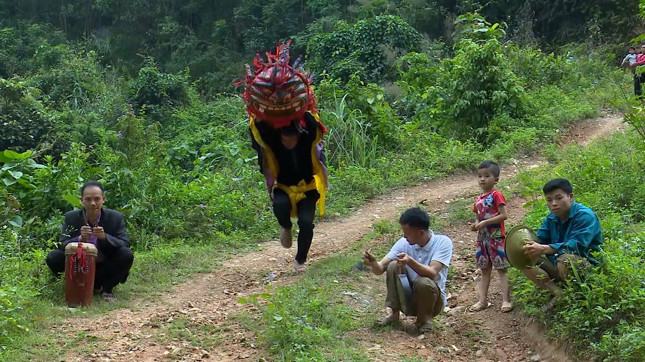 Cảnh tập luyện múa sư tử chuẩn bị cho ngày hội.