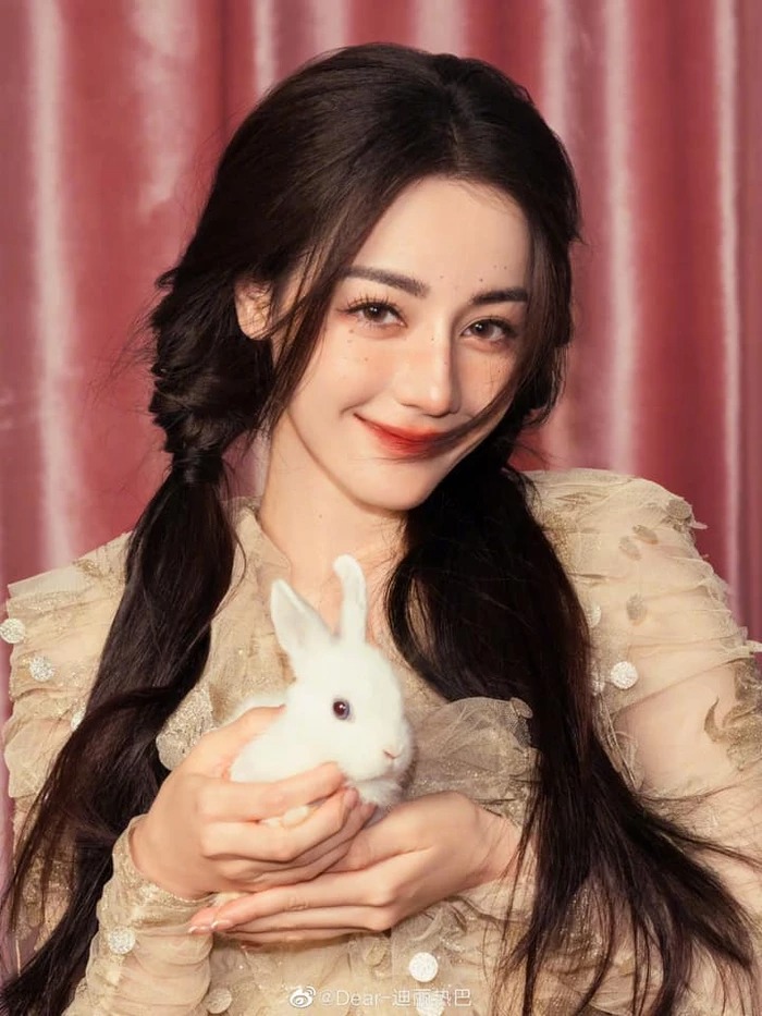 Bờ môi hơi sưng tều khiến nhiều người nghi ngờ cô đã bơm môi. Bờ môi hơi sưng tều khiến nhiều người nghi ngờ cô đã bơm môi.