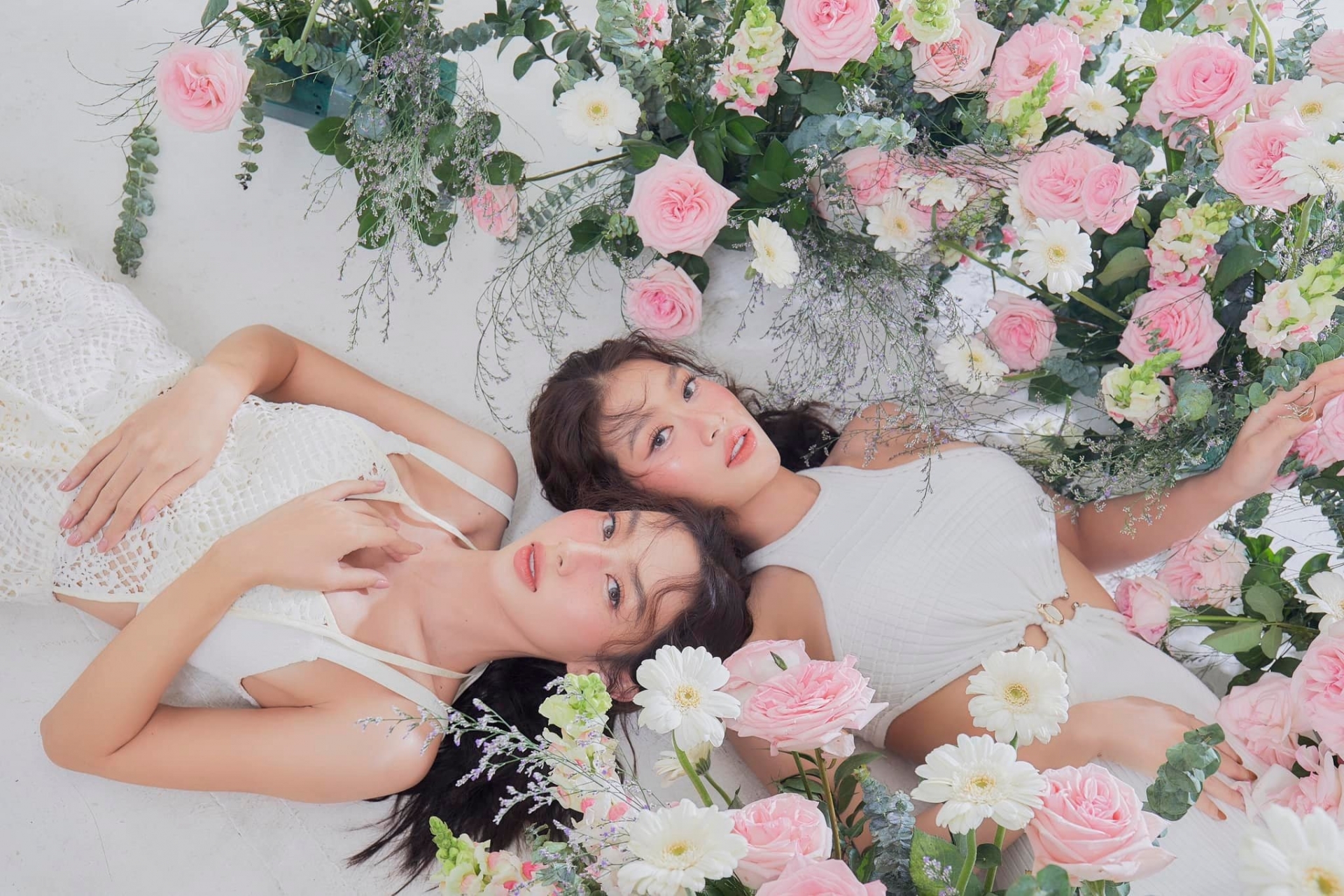 Vẻ đẹp trong veo, tinh khôi của 2 nàng hậu khiến những bức ảnh gấp đôi visual.