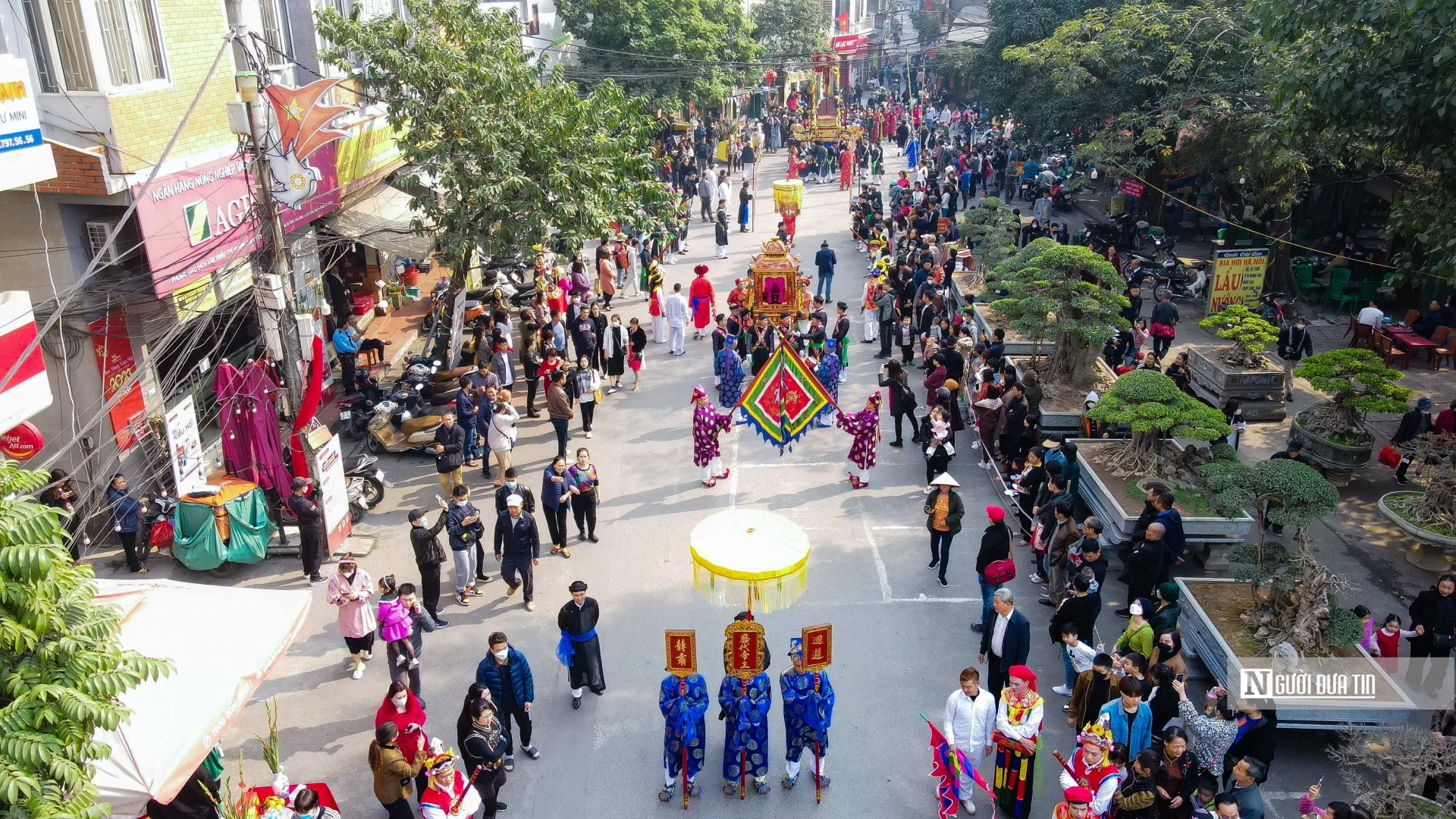 Những mâm lễ được người dân sắp đặt dọc đường rước khi kiệu đi qua. Người dân tỏ lòng thành tâm, cầu mong một năm mới bình an và may mắn.