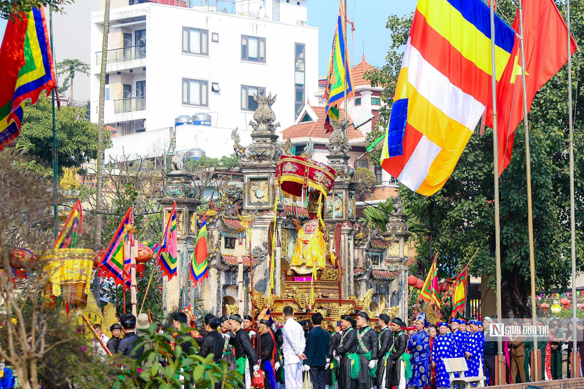 Đội múa rồng làng Triều Khúc biểu diễn tại lễ hội. Đoàn rước kiệu Bố Cái Đại Vương Phùng Hưng về đình làng.