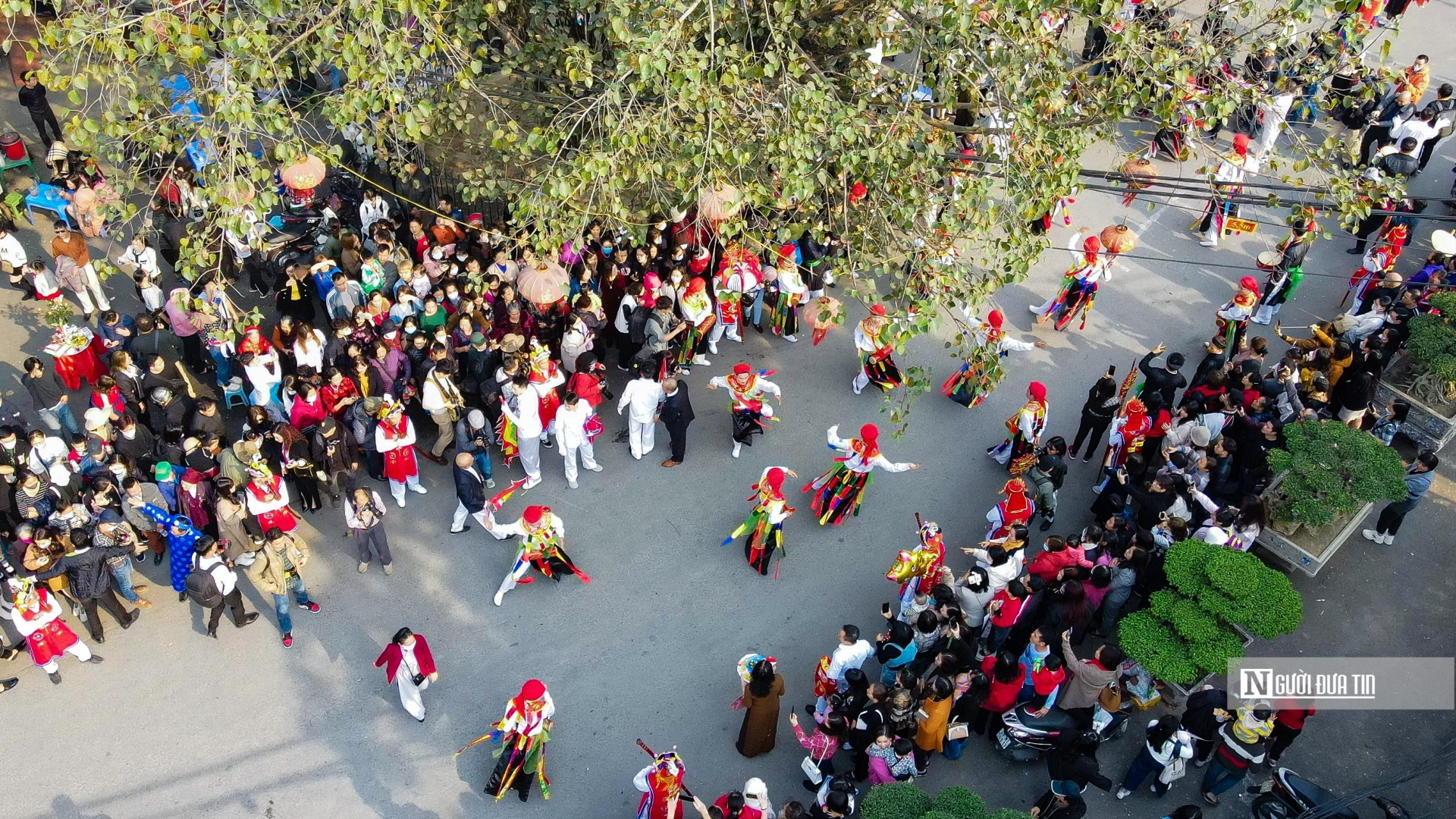 Lễ hội làng Triều Khúc không chỉ có sự góp mặt của nguời dân trong làng mà còn thu hút du khách thập phương ở khắp nơi. Hai bên đường, người dân và du khách đứng kín để xem 'con đĩ đánh bồng'.