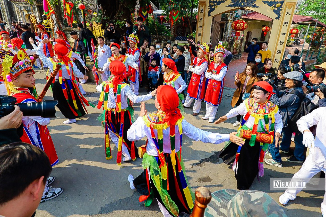 Trai tráng tô son, đánh phấn múa bồng ở Hà Nội - Ảnh 1