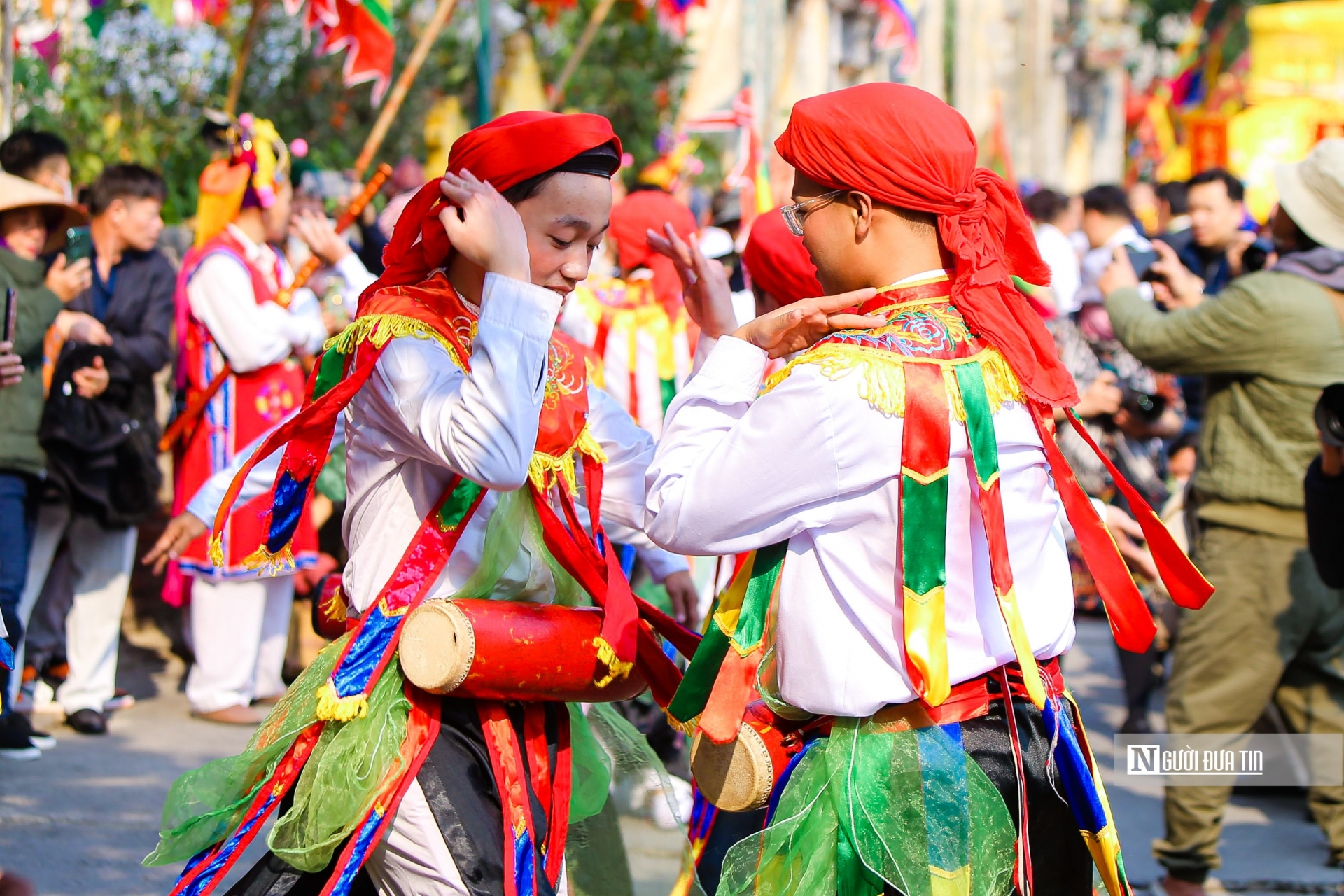 Dù chỉ có vài động tác đơn giản như xoay tròn, dựa lưng, úp mặt vào ngực nhau nhưng quả thực mang cái dáng dấp, kiểu cách mà không phải ai cũng có thể bắt chước.