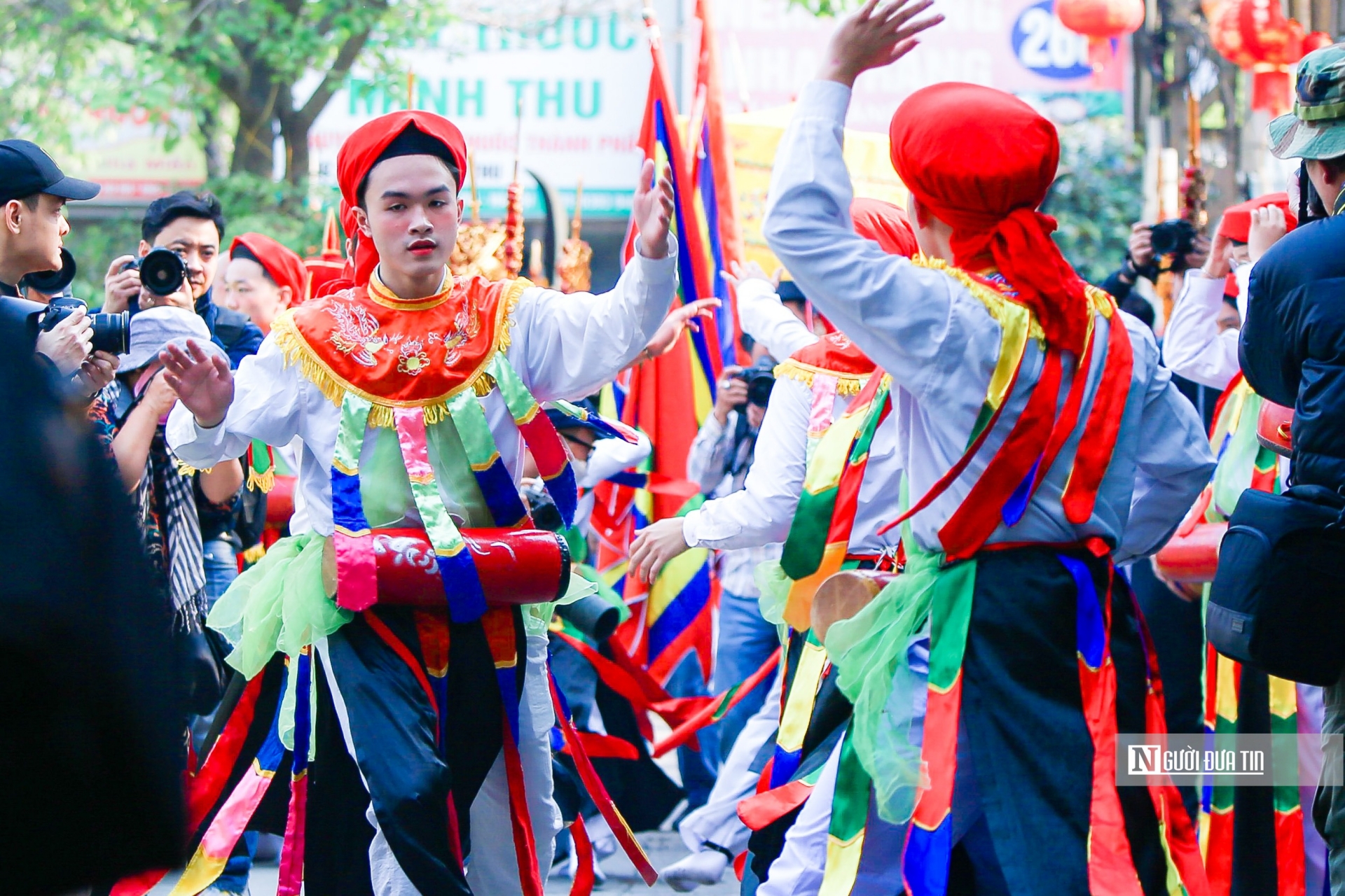 Điệu múa đánh bồng phóng khoáng, dứt khoát mạnh mẽ, nhưng cũng rất mềm mại, linh hoạt.
