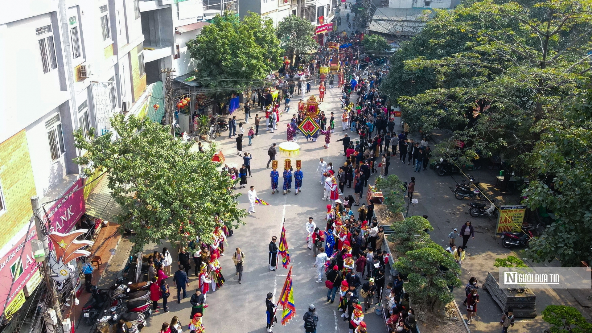 Nghi lễ rước kiệu Bố Cái đại vương Phùng Hưng về đình làng diễn ra long trọng trong sự thành kính của người dân làng Triều Khúc.