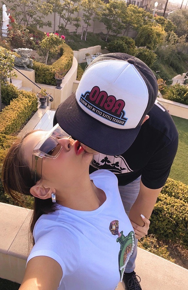 Cô liên tục 'phát cẩu lương' cho cư dân mạng nhưng không để lộ mặt nam chính.