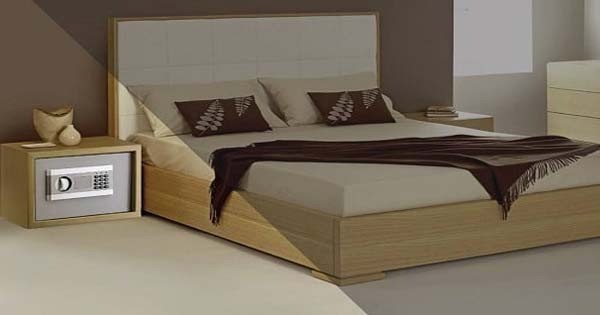 Không để két sắt hướng ra phía cửa để tránh thất thoát tài lộc.