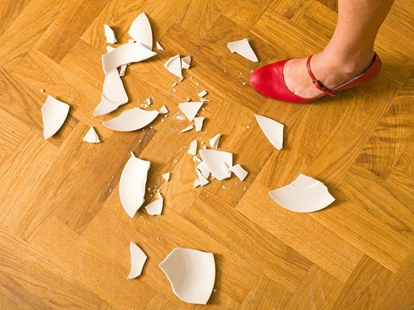 Bát đĩa vỡ cần được xử lý ngay sau khi vỡ.