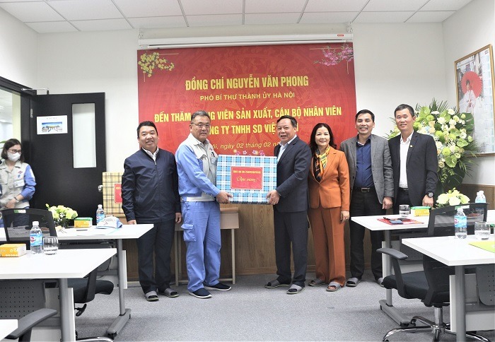 Phó Bí thư Thành ủy Nguyễn Văn Phong đến thăm và động viên sản xuất tại Công ty TNHH SD Việt Nam Phó Bí thư Thành ủy Nguyễn Văn Phong đến thăm và động viên sản xuất tại Công ty TNHH SD Việt Nam