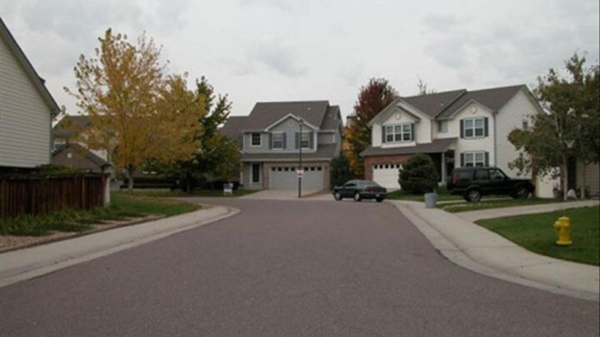 Cửa nhà mà đối diện ngã ba đường cũng cực xấu.