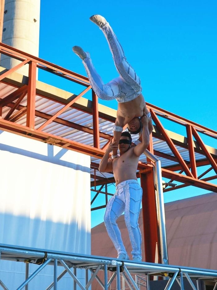 Tuy nhiên, Quốc Cơ bước chệch đường khiến Quốc Nghiệp ngã từ độ cao 2m. Ảnh: VNN