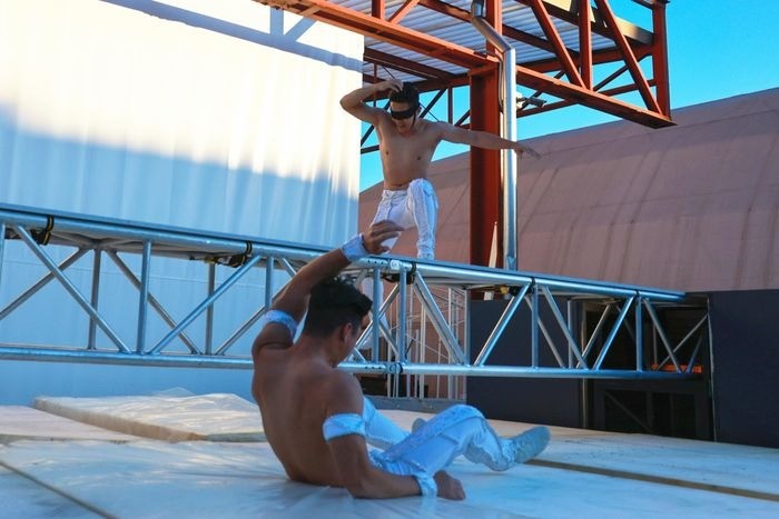 Rất may bên dưới có thảm bảo vệ nên Quốc Nghiệp không bị chấn thương. Ảnh: VNN