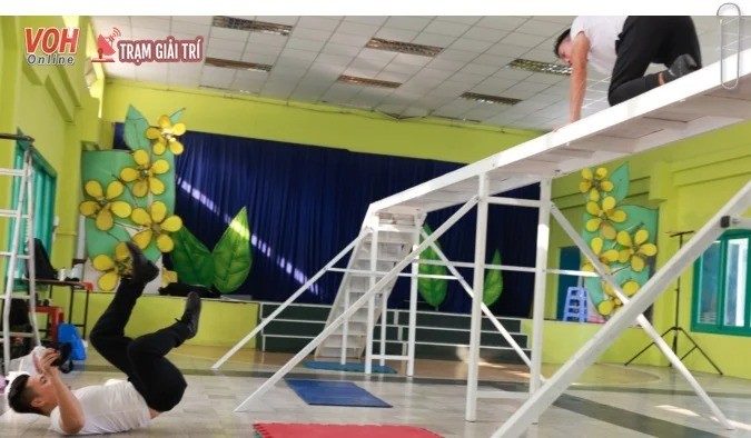 Trước đó, 2 anh em Quốc Cơ, Quốc Nghiệp đã bị ngã trong buổi tập luyện ngày 29 Tết. Ảnh: VOH