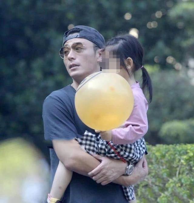 Từ xưa đến nay, Lâm Tâm Như và Hoắc Kiến Hoa nhiều lần cho con gái ra ngoài chơi nhưng luôn yêu cầu truyền thông phải che mặt cô bé khi đăng ảnh.