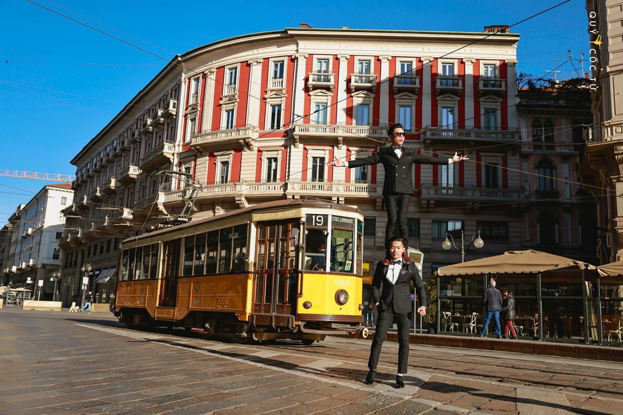 Màn trình diễn xiếc kết hợp thời trang có một không hai giữa Milan.