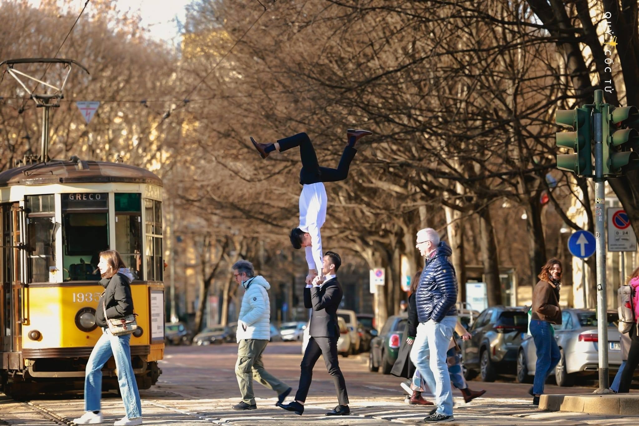 Hai anh em họ Giang đi đến đâu cũng gây được sự chú ý đến đó.