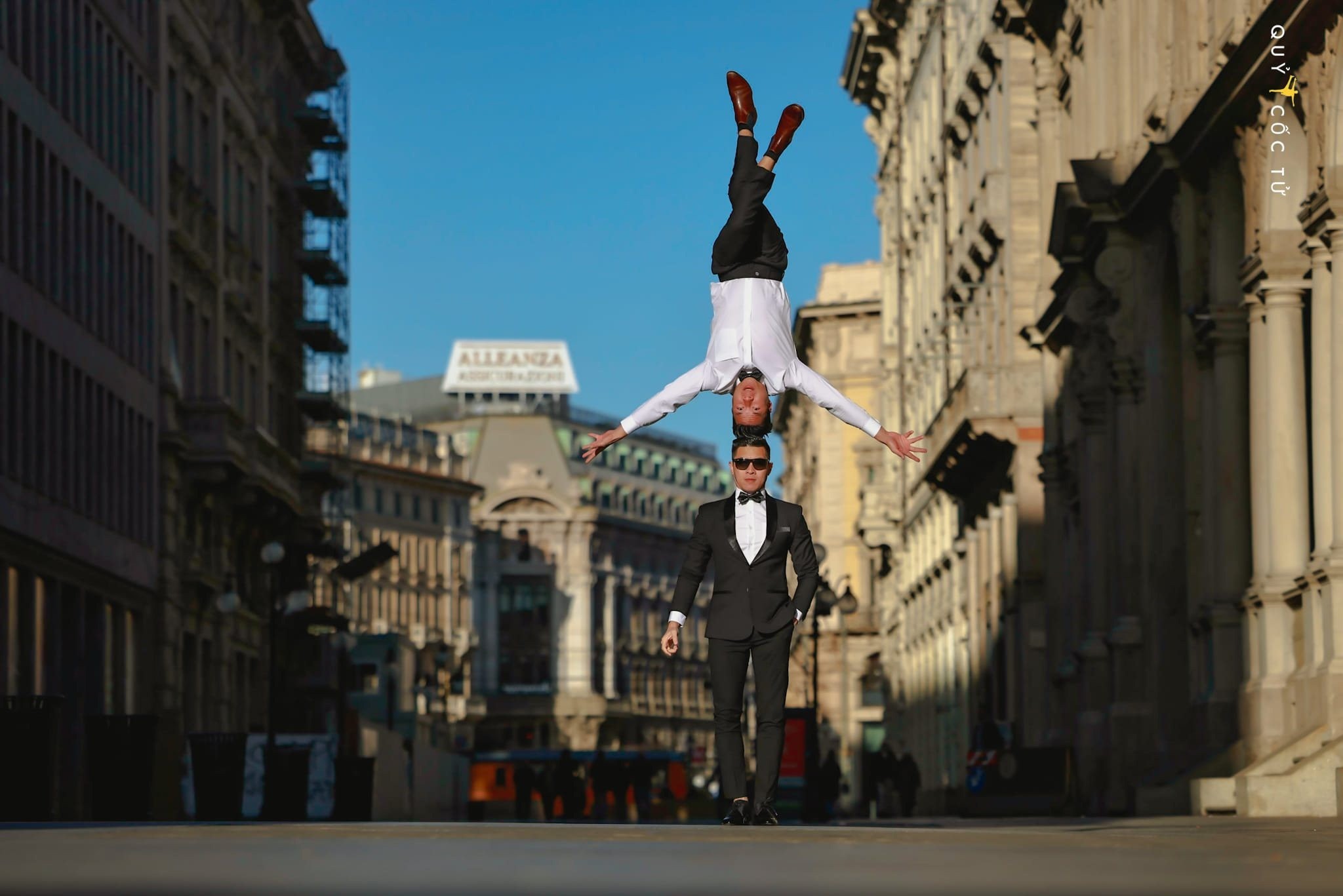 Quốc Cơ - Quốc Nghiệp giữa sàn diễn khổng lồ mà lại cực gần gũi, cuốn hút.