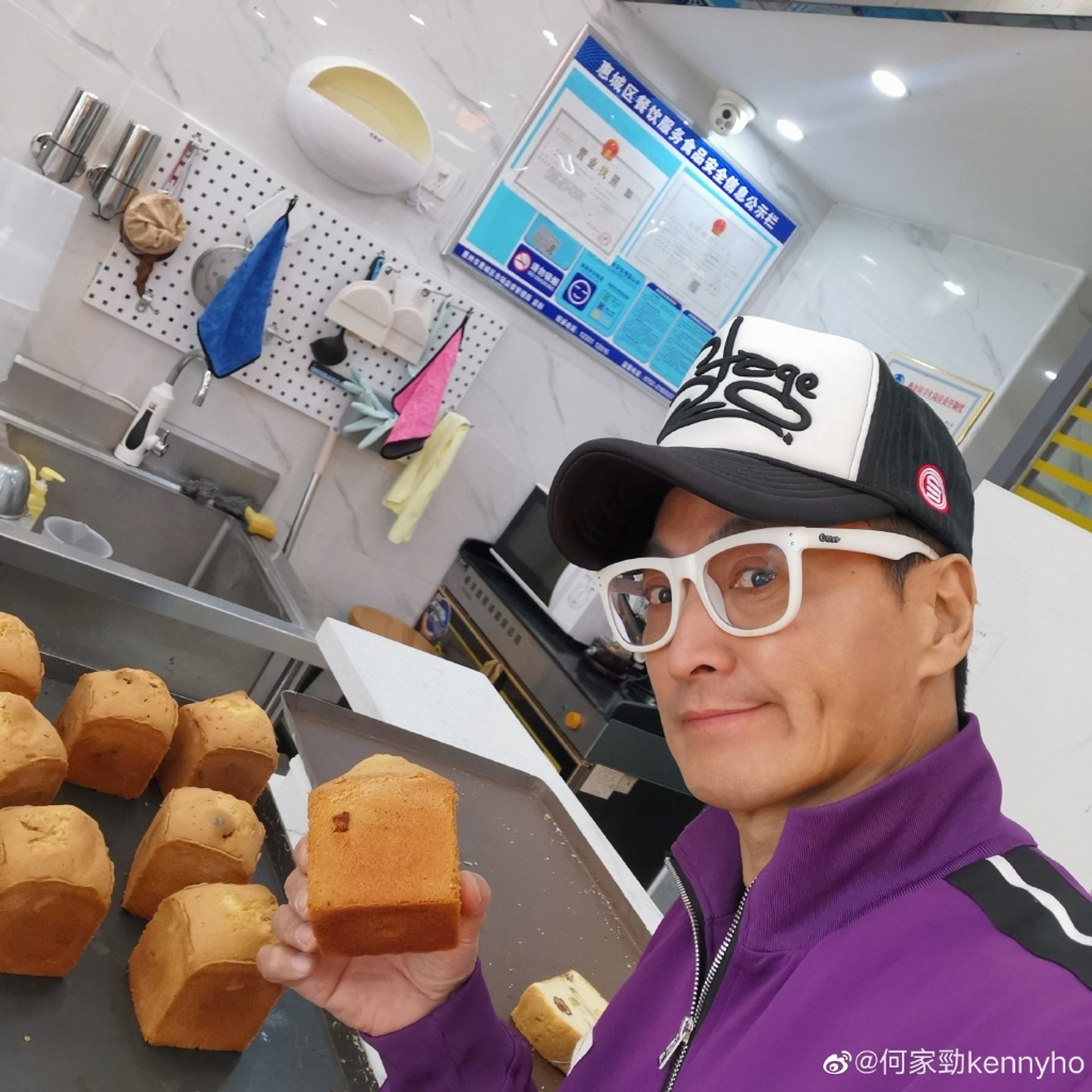 Hà Gia Kính cùng bạn mở xí nghiệp kinh doanh thực phẩm sạch, đồ ăn healthy. Hà Gia Kính cùng bạn mở xí nghiệp kinh doanh thực phẩm sạch, đồ ăn healthy.