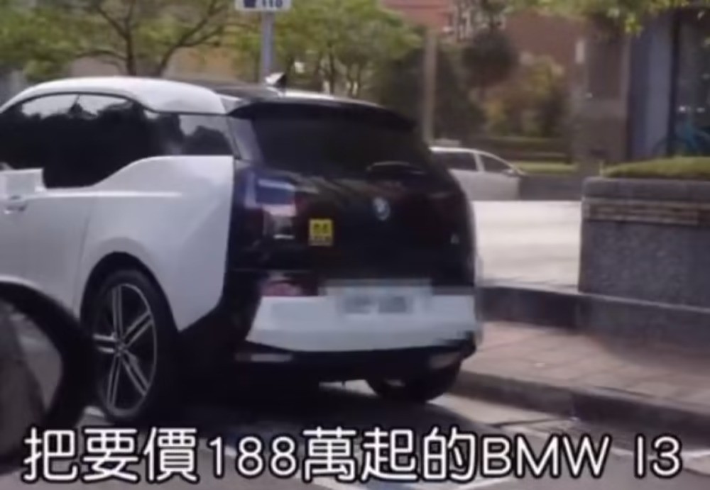 Chiếc BMW điện mà Lâm Chí Dĩnh điều khiện đỗ trái phép.