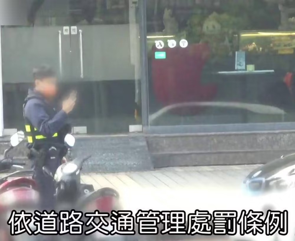 Cảnh sát phát hiện Lâm Chí Dĩnh đậu xe trái phép.