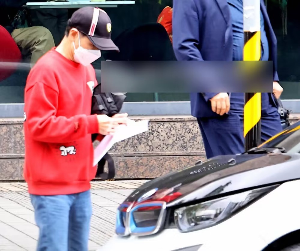 Lâm Chí Dĩnh bị tổn hại hình ảnh vì đậu xe trái phép.