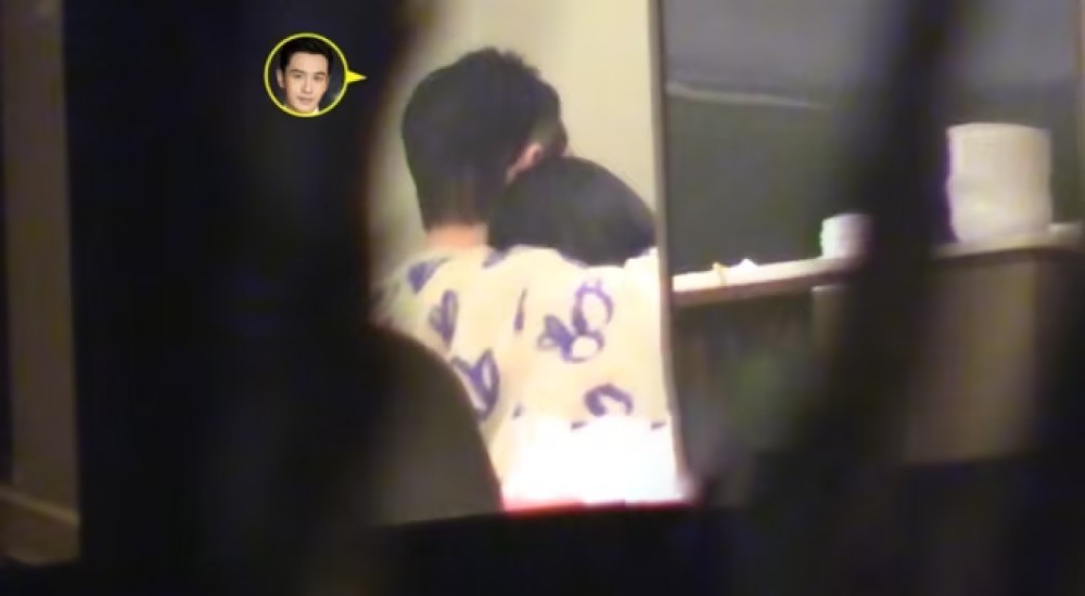 Người phụ nữ ngả đầu vào vai Huỳnh Hiểu Minh rất tự nhiên.