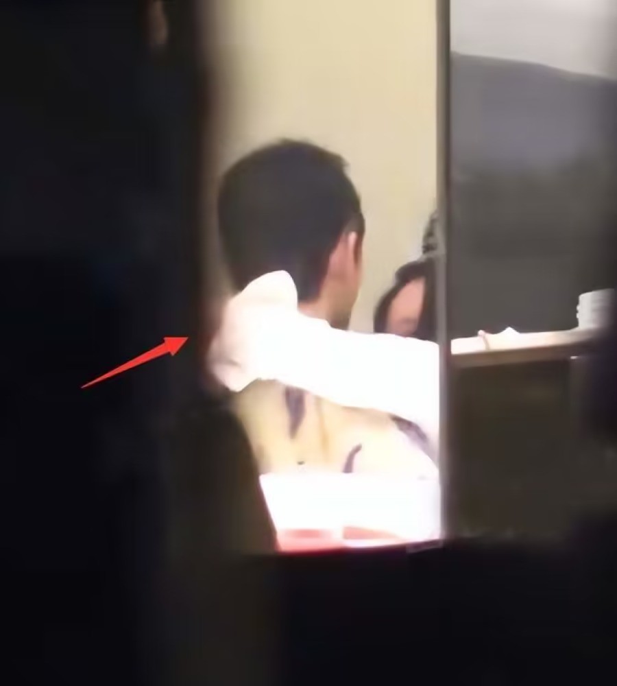 Hai người không ngần ngại khoác vai, ôm ấp.