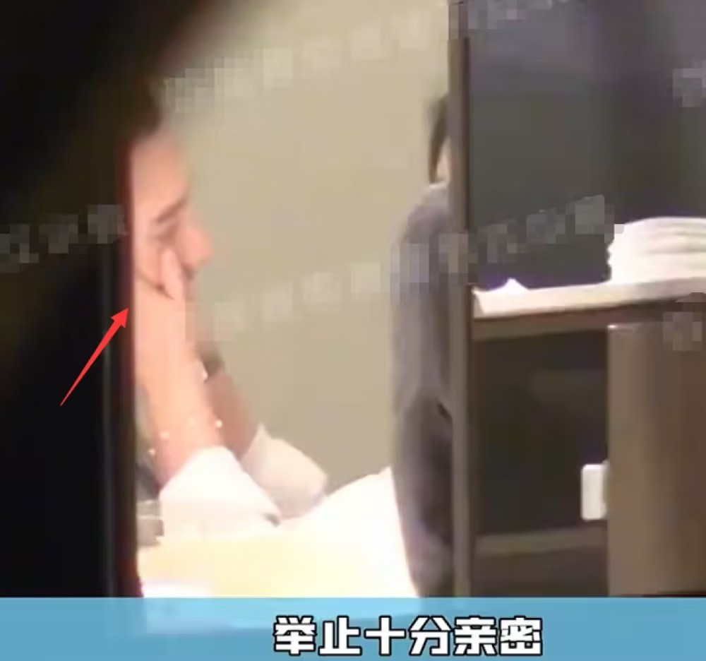 Huỳnh Hiểu Minh và Zhong Lifang mặt đối mặt, cử chỉ thân mật.