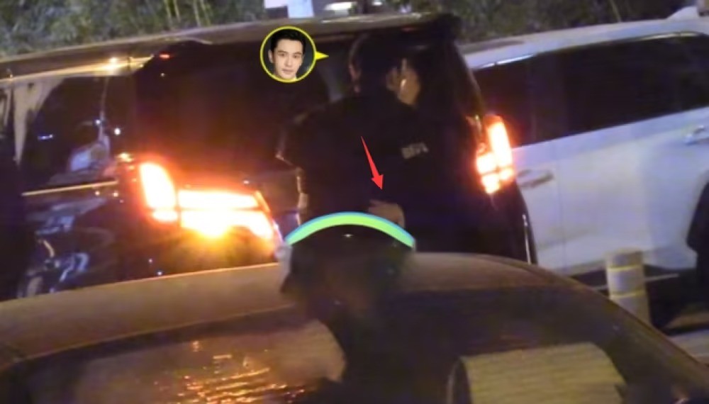 Huỳnh Hiểu Minh và Zhong Lifang ôm nhau thắm thiết trên phố.