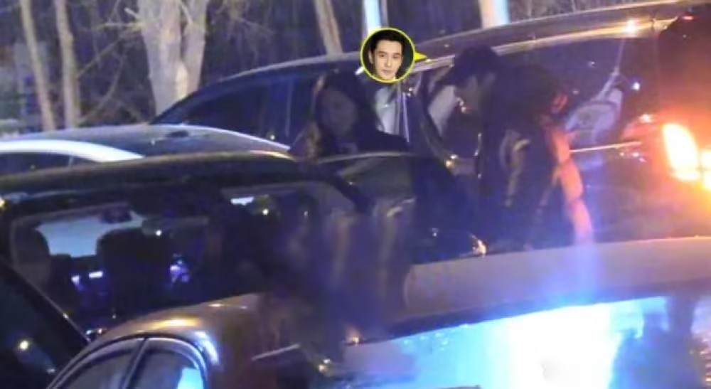 Sau đó 2 người cùng nhau rời đi.