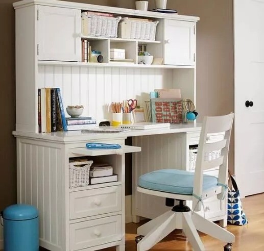 Tuyệt đối không đặt thùng rác, đồ linh tinh ở bên trái bàn làm việc.