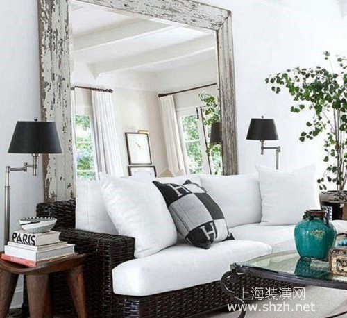 Treo gương to sau ghế sofa sẽ phá vận may của gia chủ.