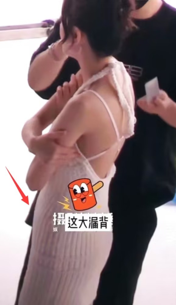 Khi mặc váy bó sát, bụng Nhiệt Ba hơi nhô, giống như đang ở giai đoạn đầu thai kỳ.